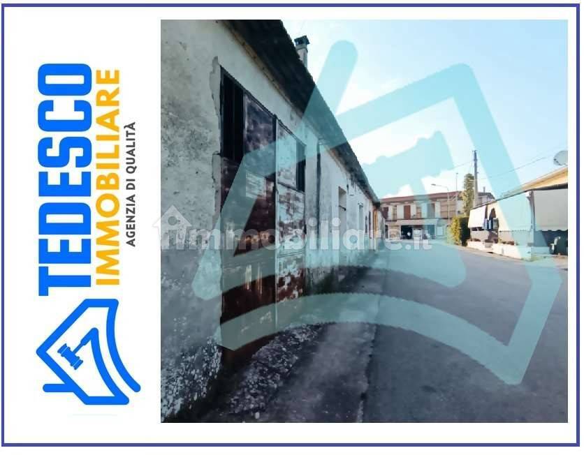 112m² Warehouse in Pietrelcina, Italy No. 302100