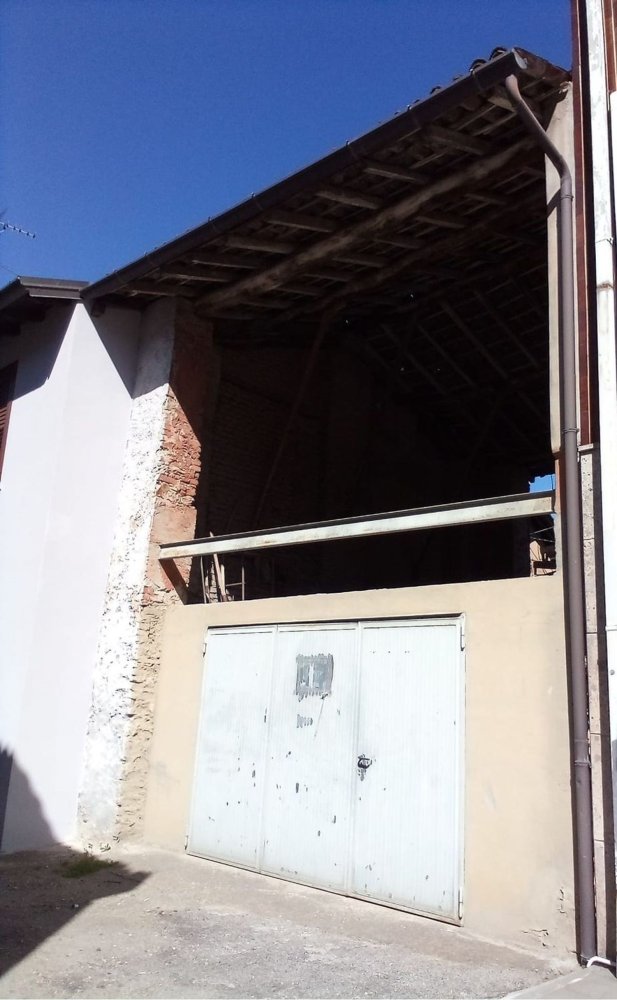  Garage in Broni, Italy No. 388212