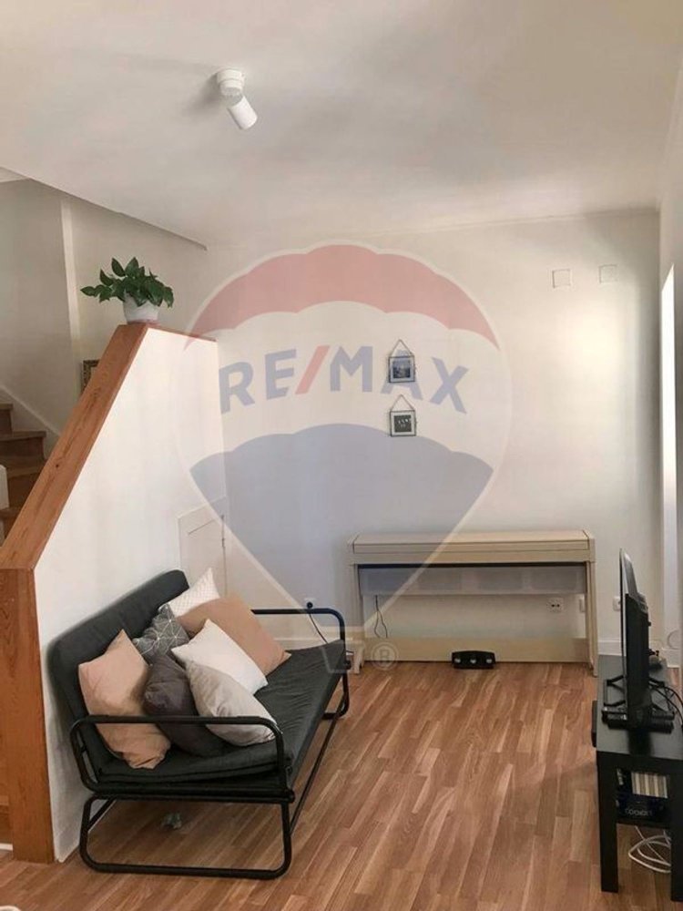 140m² Building in Lisbon, Portugal No. 74523