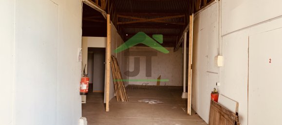 Parkplatz in Chateaudun, France 236m², Nr. 86982 10