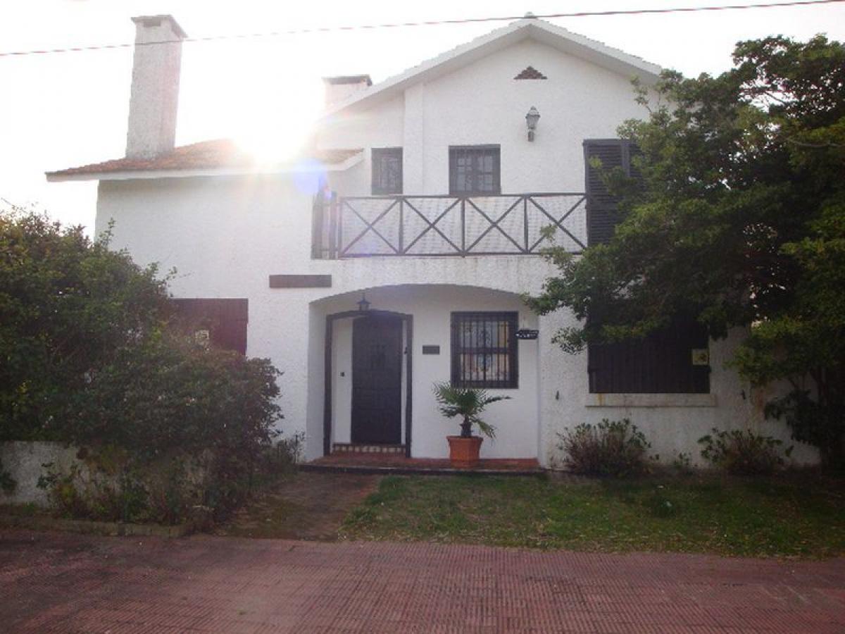 Casa de 3 dormitorios en Maldonado, Uruguay No. 5415