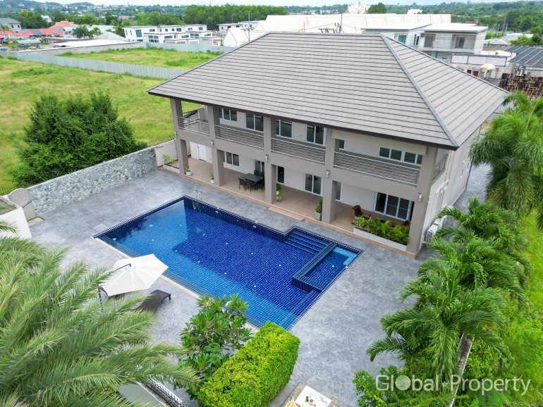 4 bedrooms House in Pattaya, Thailand No. 26718