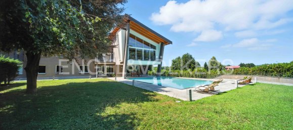 5 bedrooms Villa in Cassano Magnago, Italy No. 132159 4