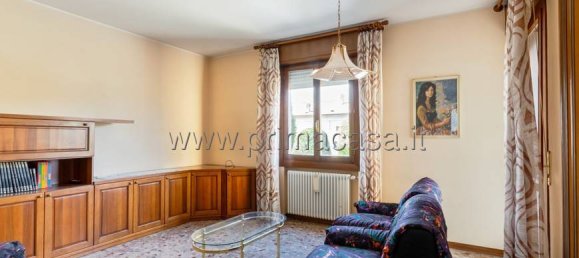 3 bedrooms Apartment in Correggio, Italy No. 98522 2