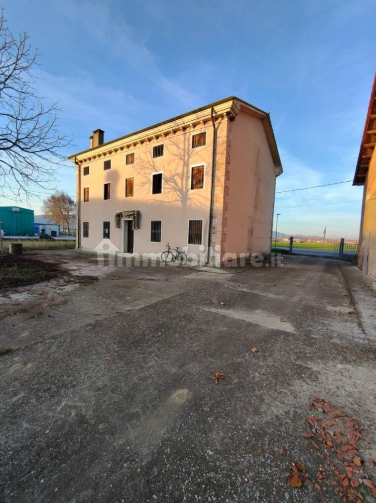 1000m² Building in Barbarano Mossano, Italy No. 72325