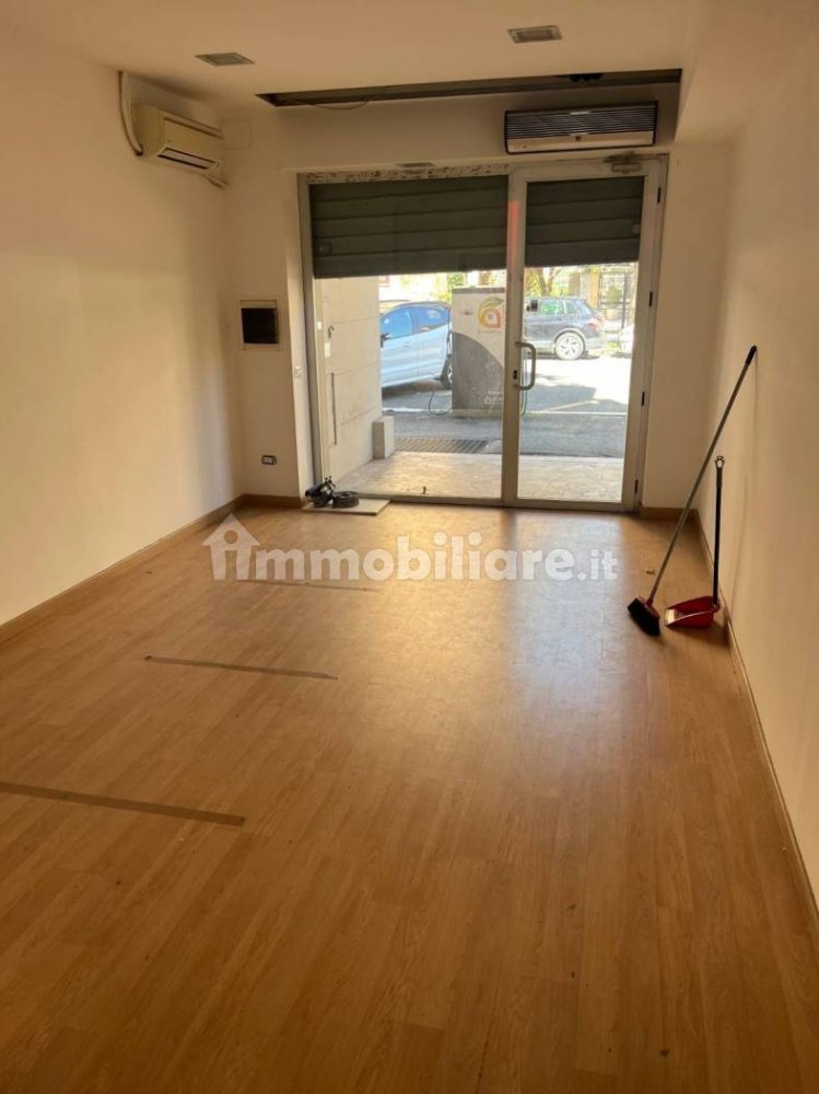  عقار تجاري في Rome, Italy 30متر مربع رقم 251155