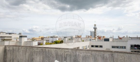 3 bedrooms Apartment in Lisbon, Portugal No. 137713 9