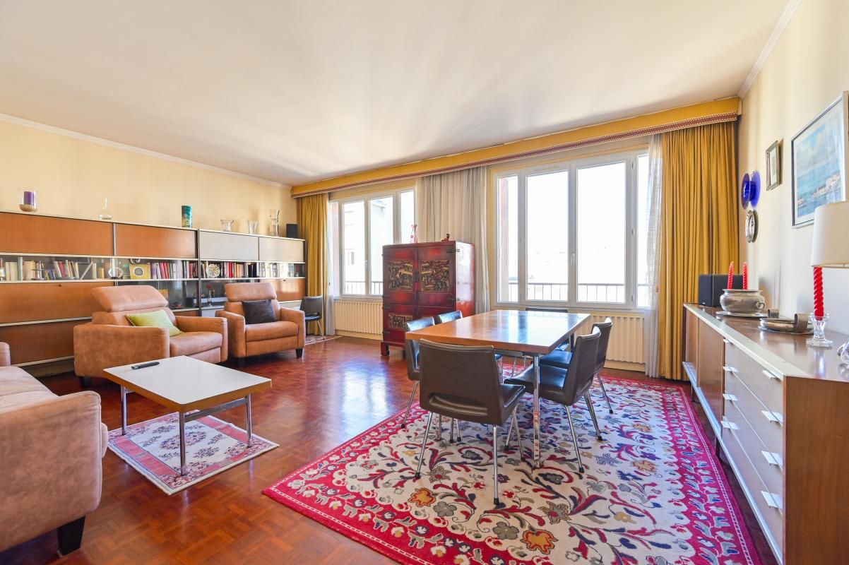 3 bedrooms Apartment in Paris, France No. 131968