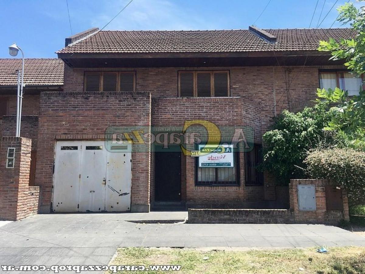 Casa de 3 dormitorios en General San Martín, Argentina No. 103617