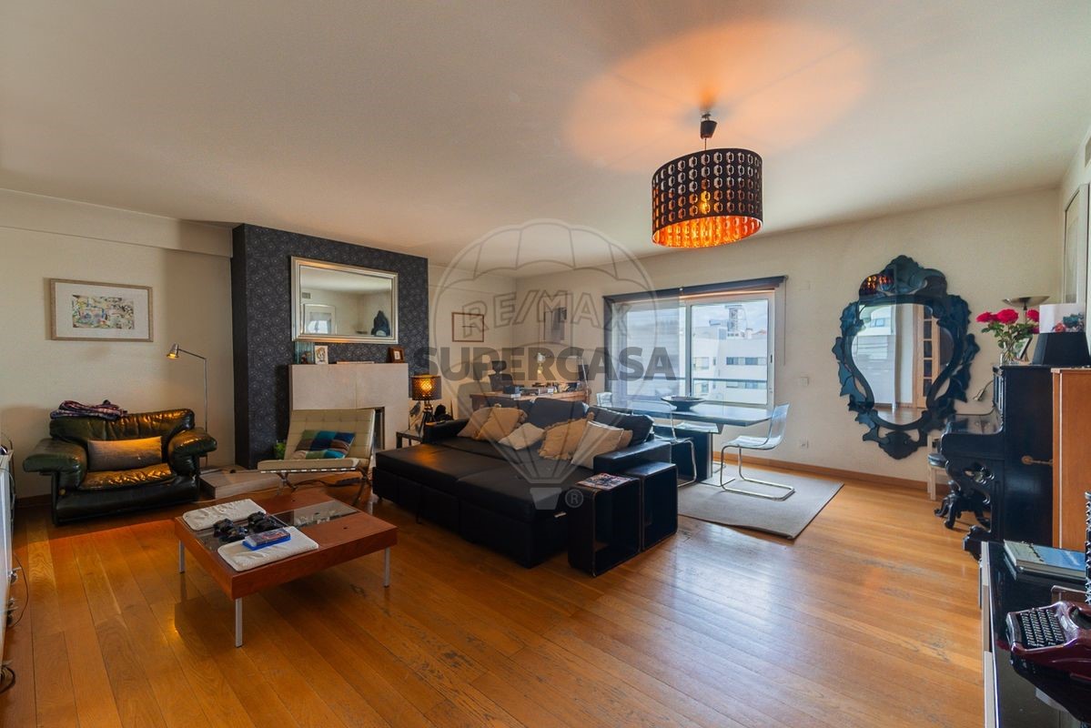 3 bedrooms Apartment in Lisbon, Portugal No. 281015