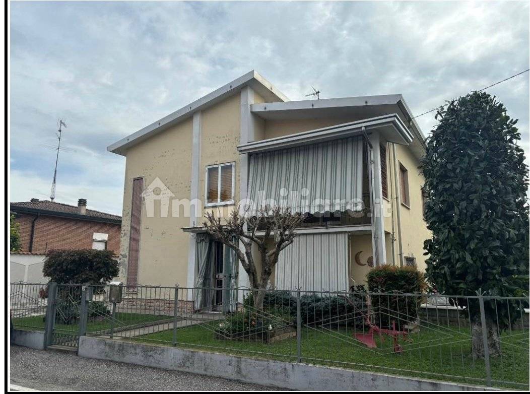 4 bedrooms Villa in Viadana, Italy No. 355722