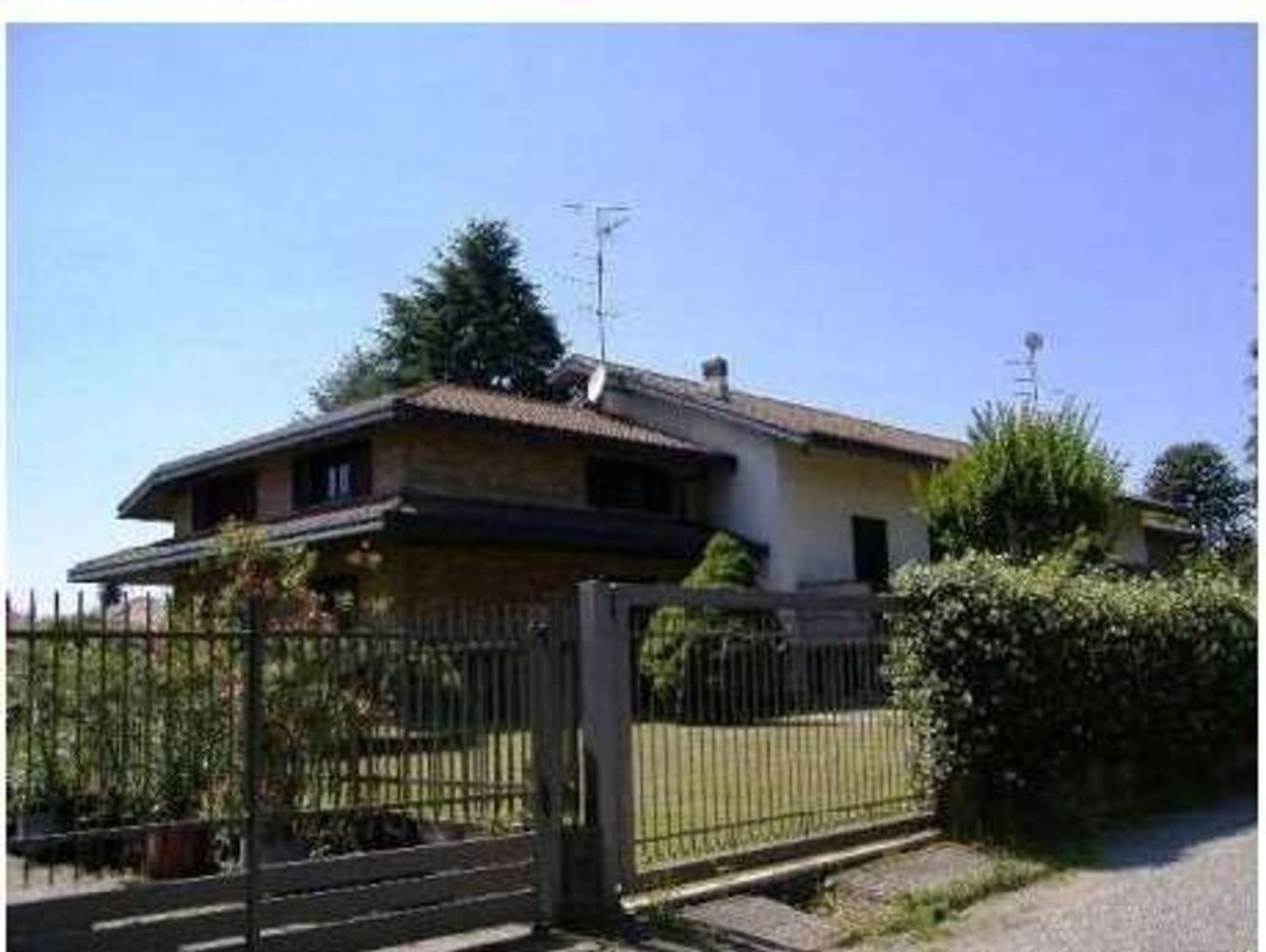 4 rooms Villa in Gallarate, Italy No. 273709