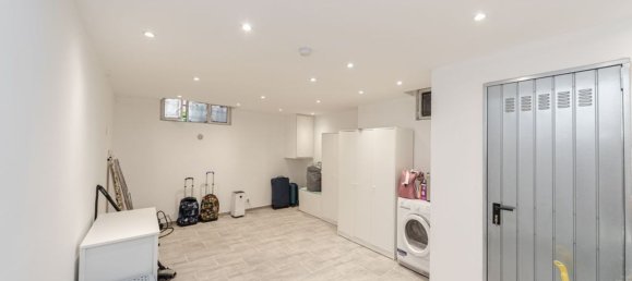 5-Zimmer Villa in Muggiò, Italy, Nr. 273760 9