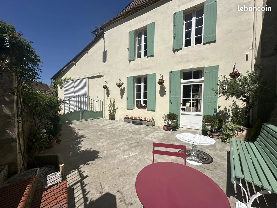 3 bedrooms House in Lauzun, France No. 335874