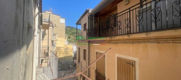 4 rooms House in Chiaramonte Gulfi, Italy No. 261345 17