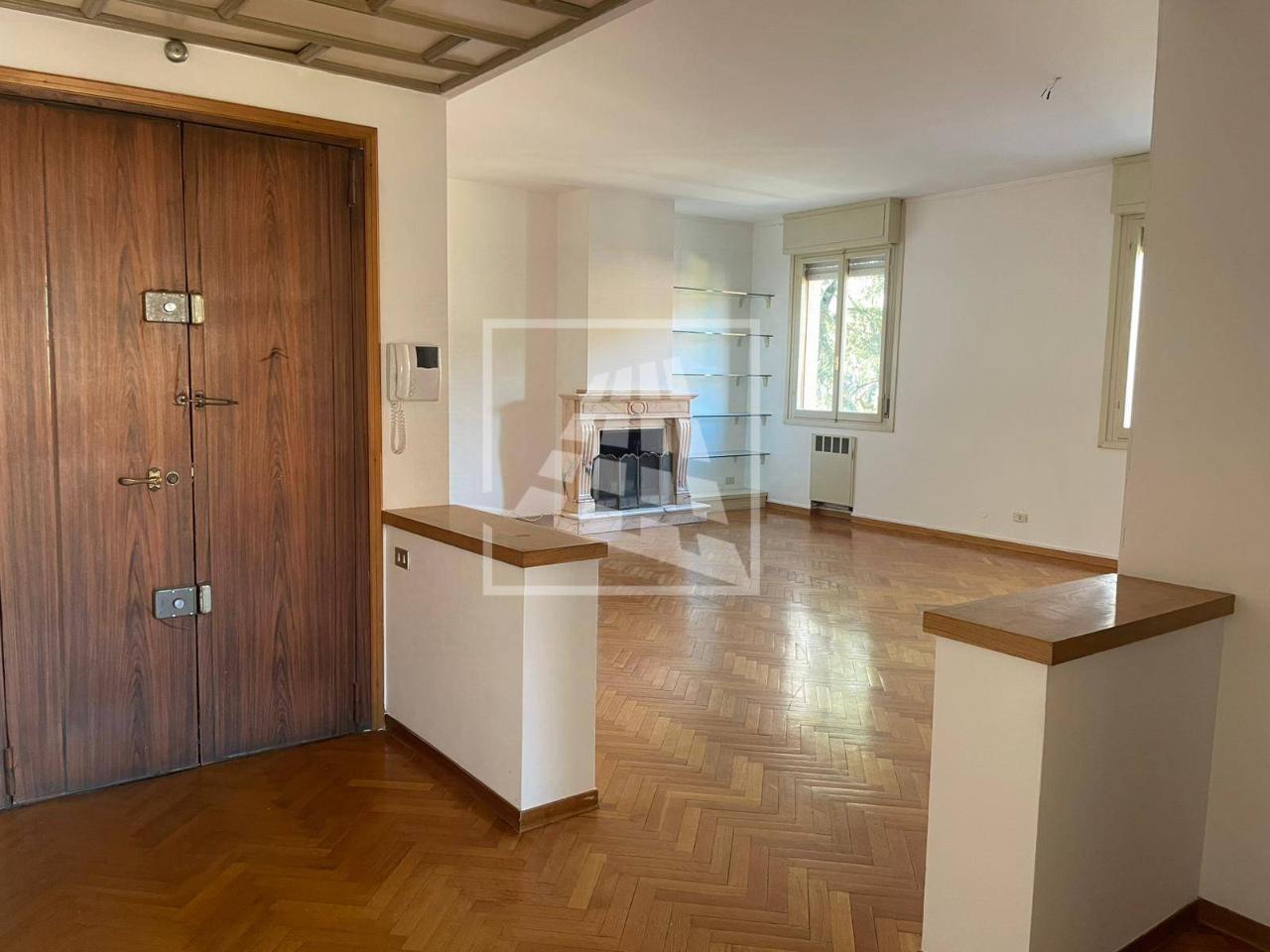 5 rooms Apartment in Reggio Emilia, Italy No. 2285