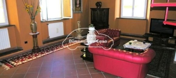 7 rooms Apartment in Lucca, Italy No. 11962 3