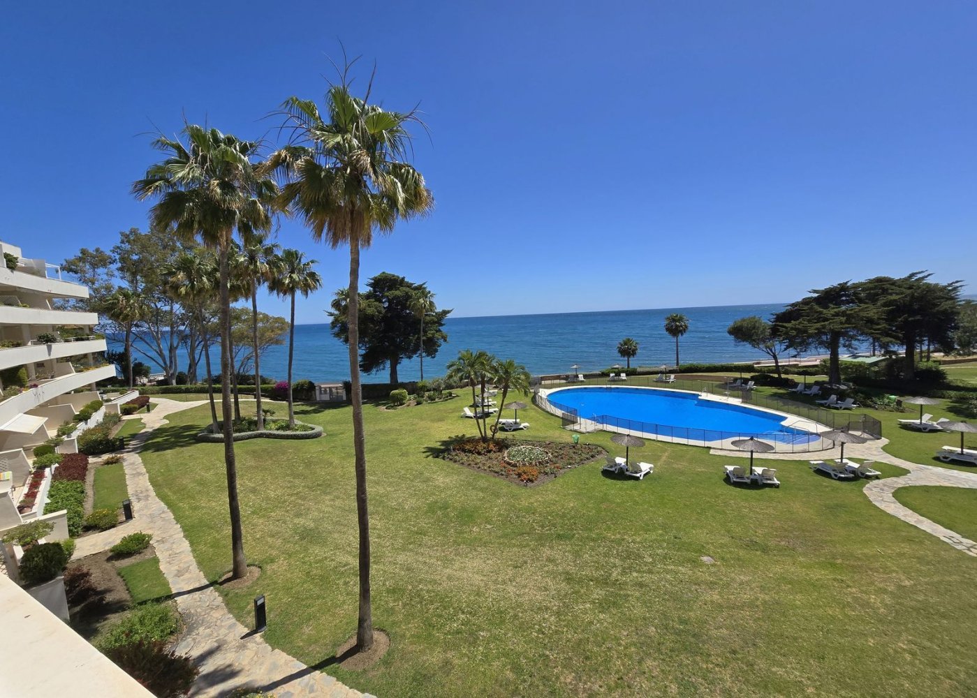 Apartamento de 3 dormitorios en Estepona, Spain No. 149818