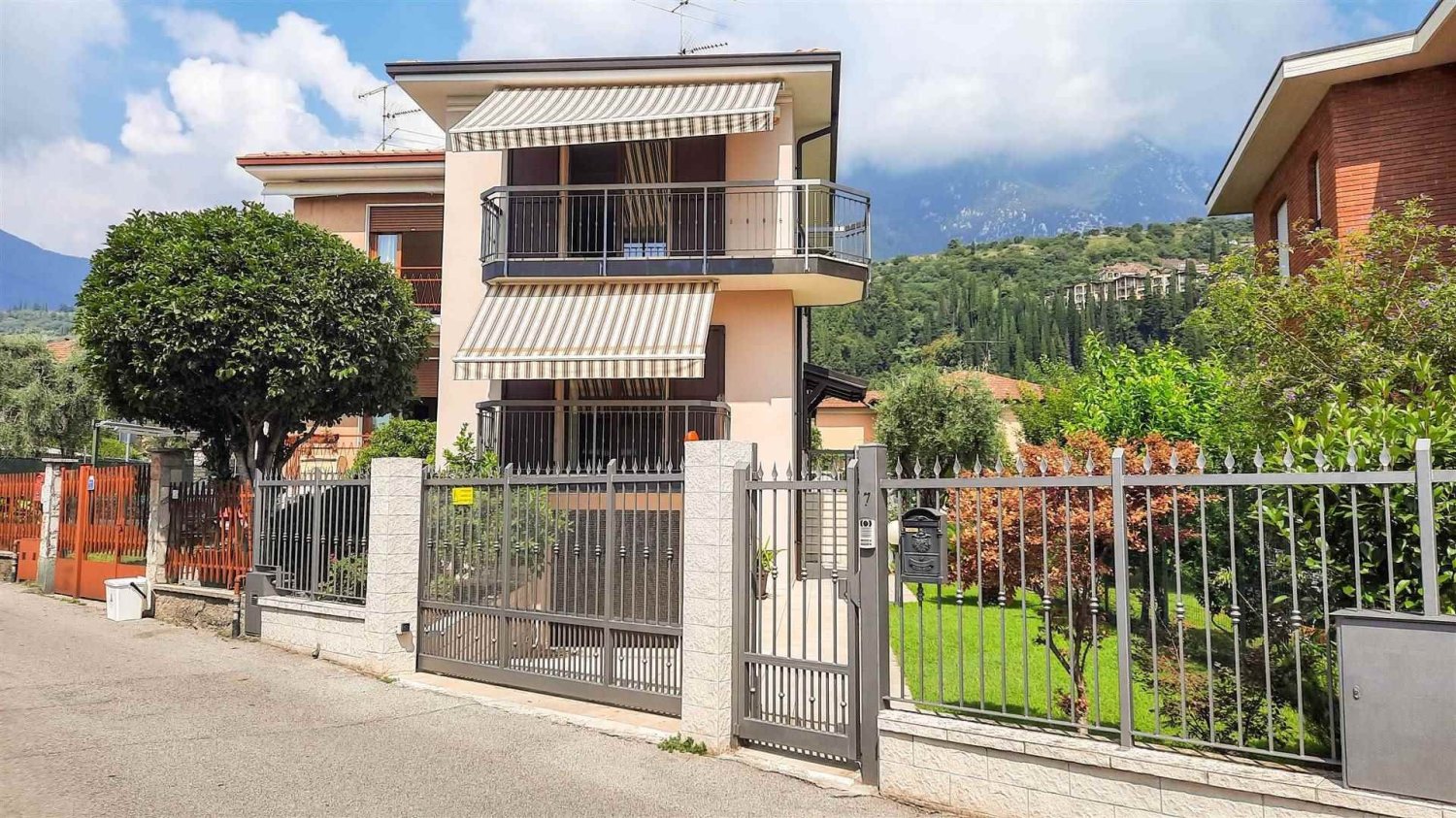 4 bedrooms Villa in Toscolano Maderno, Italy No. 295132