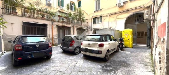 100m² Commercial property in Naples, Italy No. 148044 4
