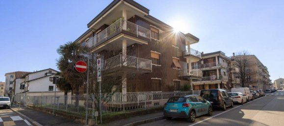 2 bedrooms Penthouse in Vimodrone, Italy No. 221880 5