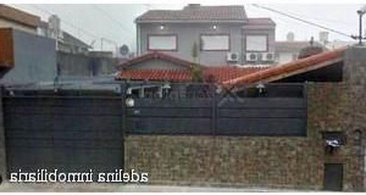 4 bedrooms House in Moron, Argentina No. 19783