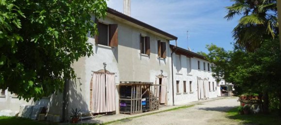 10 rooms House in Venice, Italy No. 23312 3