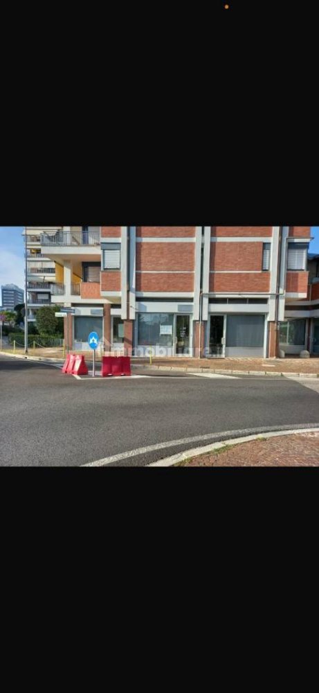 4 rooms Commercial property in Udine, Italy No. 254532