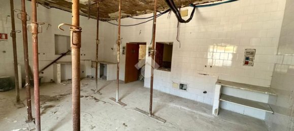 477m² Commercial property in Naples, Italy No. 300880 10