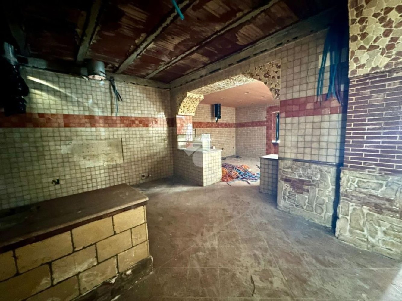 477m² Commercial property in Naples, Italy No. 300880