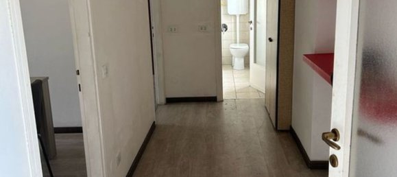 3-salle Appartement à Meda, Italy No. 7873 11