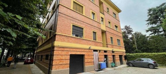 6 rooms Apartment in Modena, Italy No. 34128 2