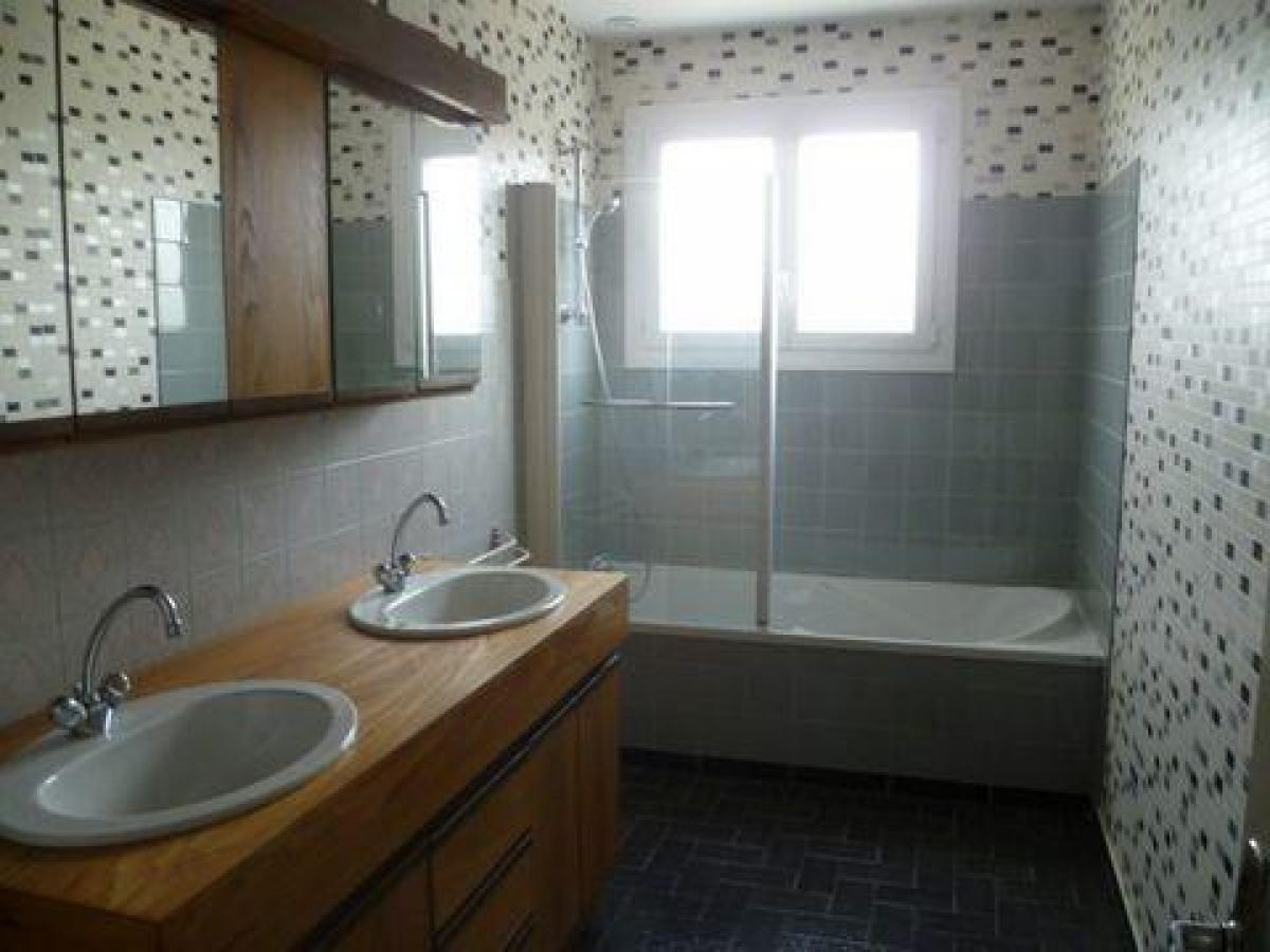 3 bedrooms House in Parthenay, France No. 24573