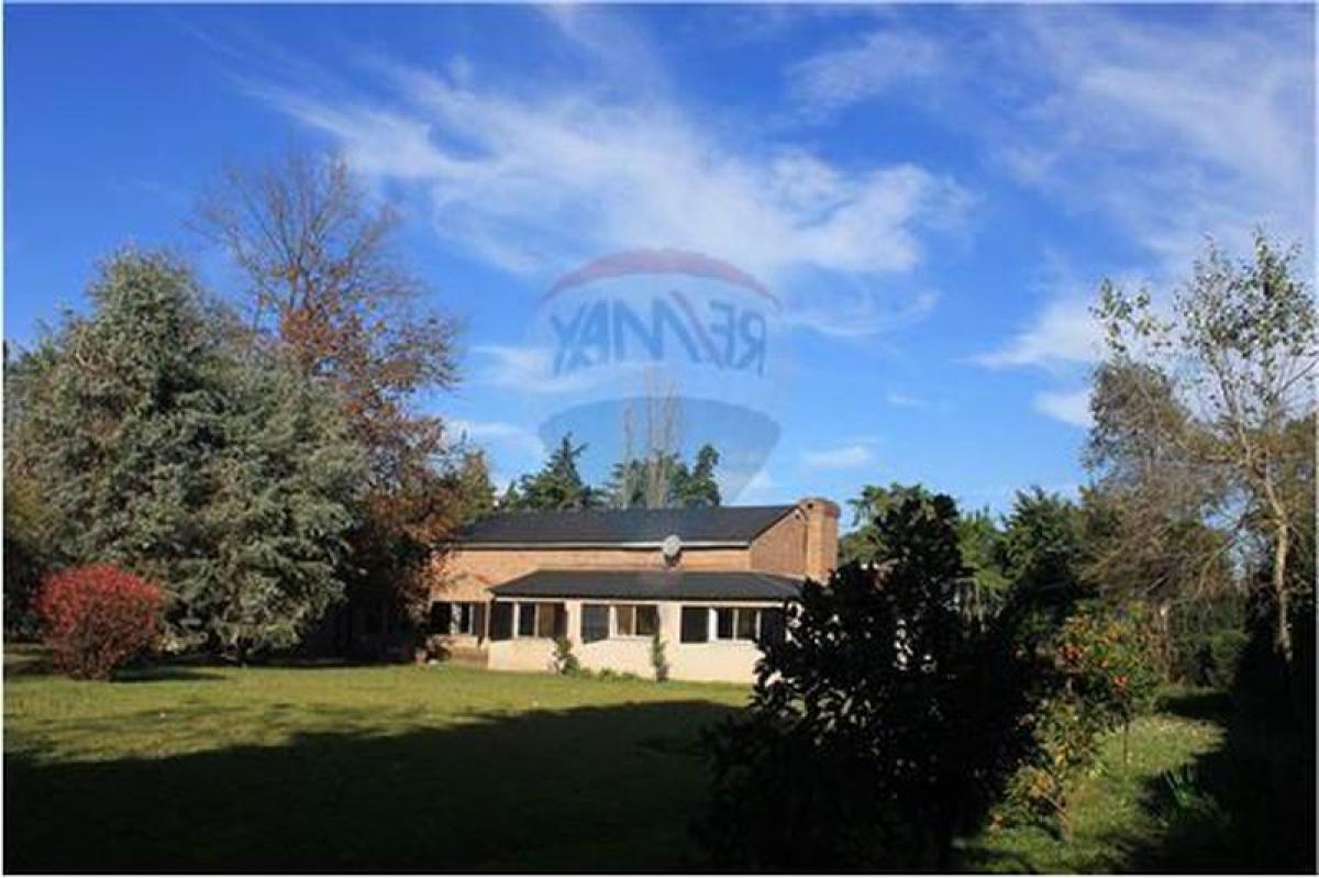 Casa de 5 dormitorios en San Miguel, Argentina No. 2962