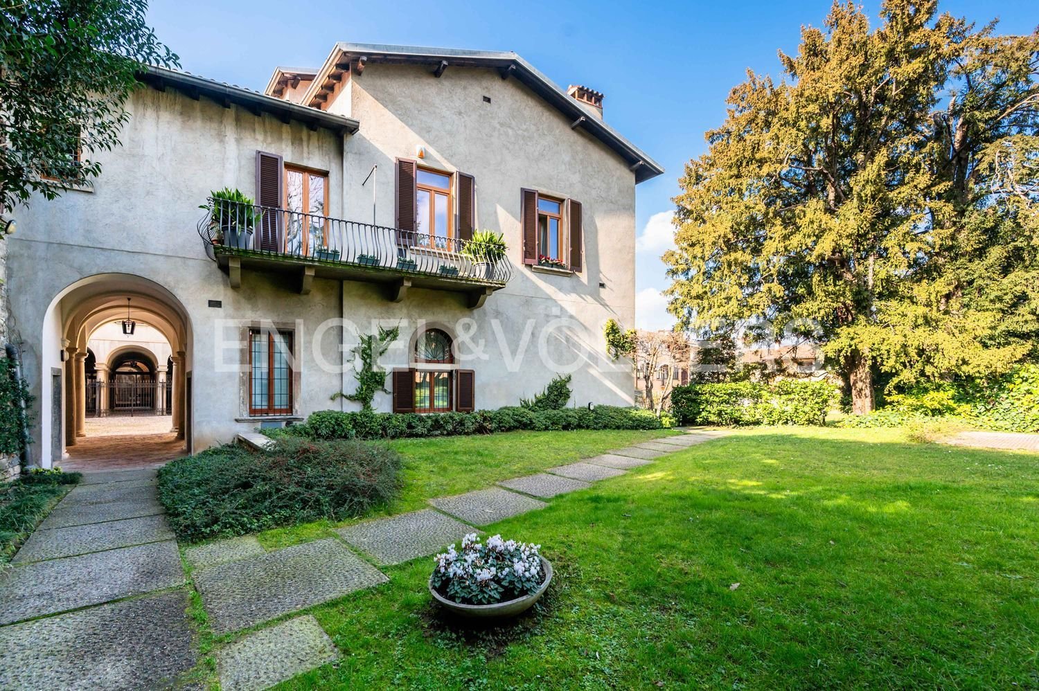 5 rooms Apartment in Bergamo, Italy No. 105182