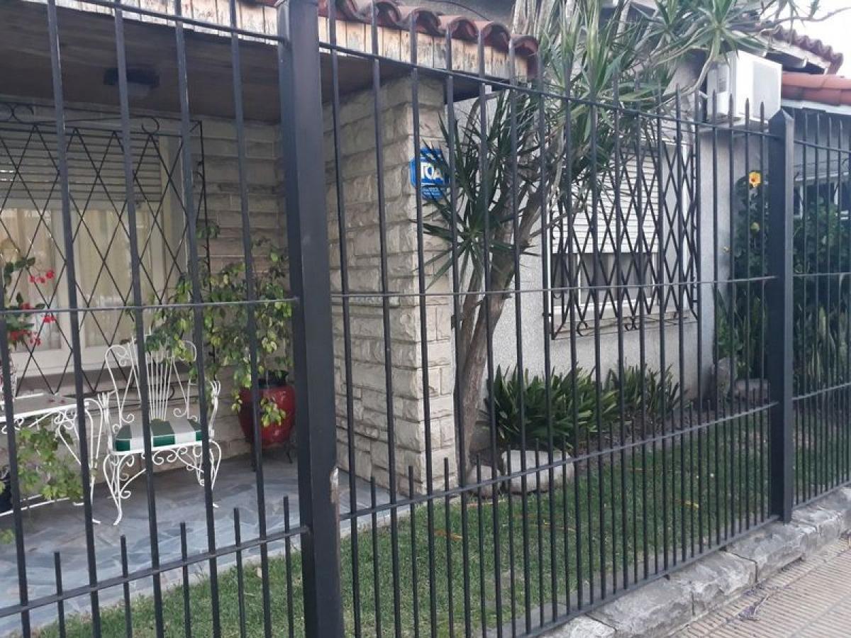 3 bedrooms House in Moron, Argentina No. 10324