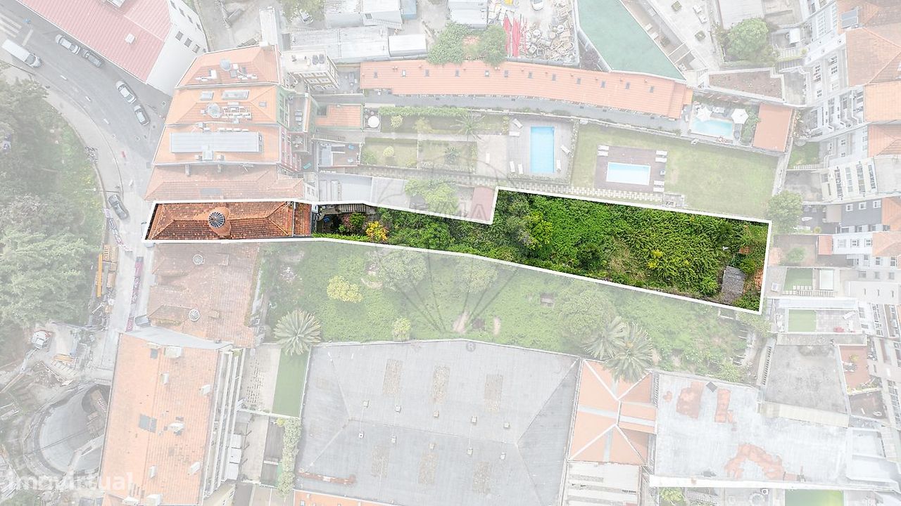 Здание с 9 спальнями в Порту, Португалия № 66619