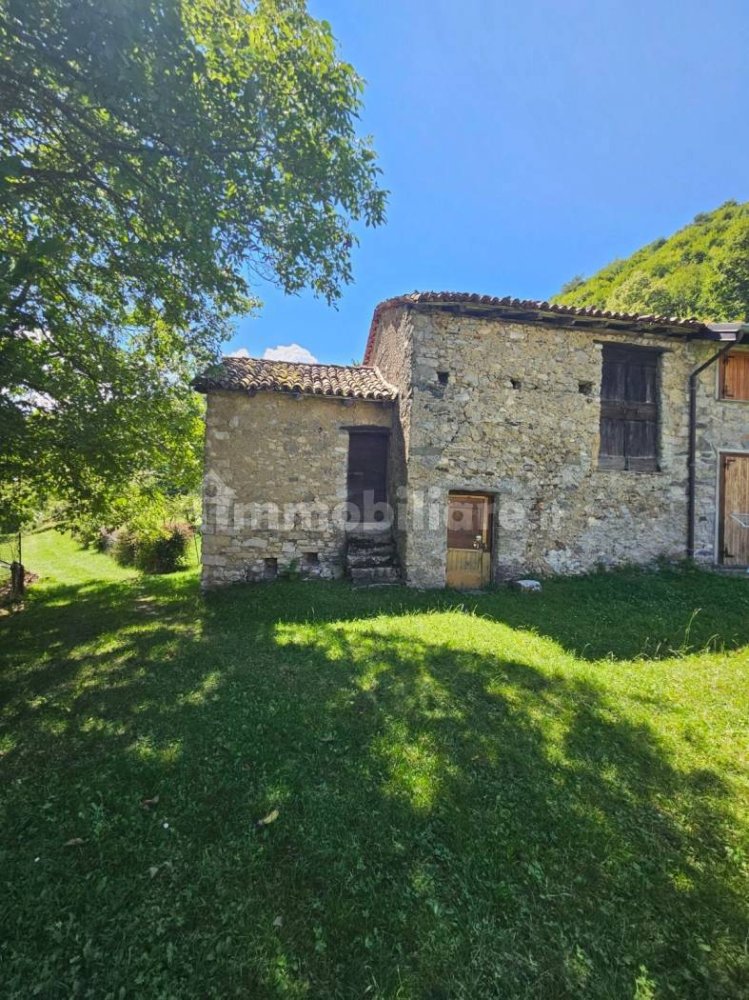 3 bedrooms House in Esino Lario, Italy No. 260127