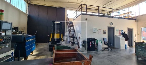 290m² Warehouse in Quattro Castella, Italy No. 310731 8