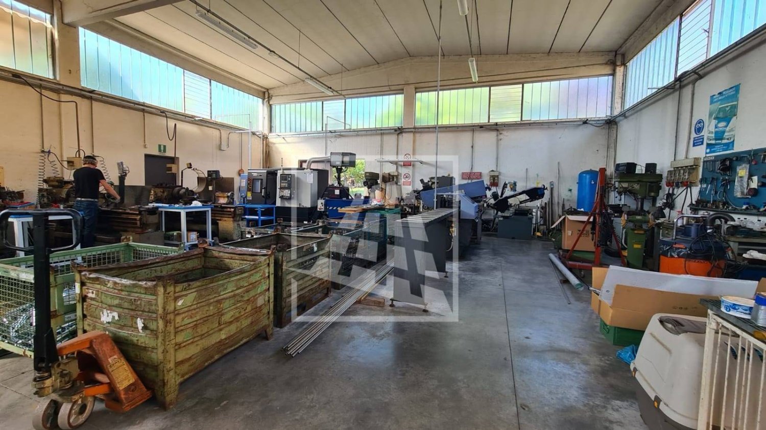 290m² Warehouse in Quattro Castella, Italy No. 310731