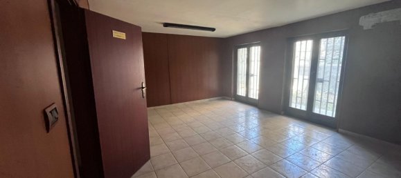 4-salle Appartement à Aci Catena, Italy No. 299555 2