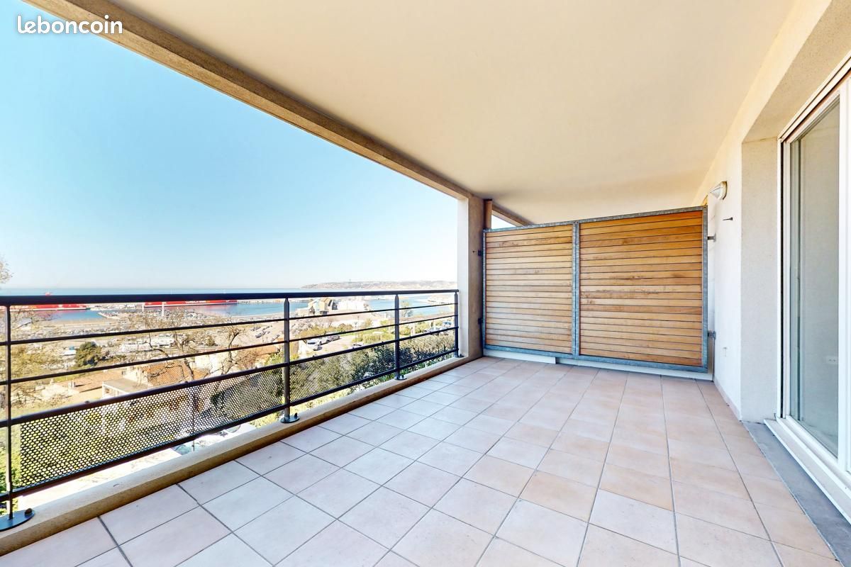 2 bedrooms Apartment in Marseille, France No. 339833