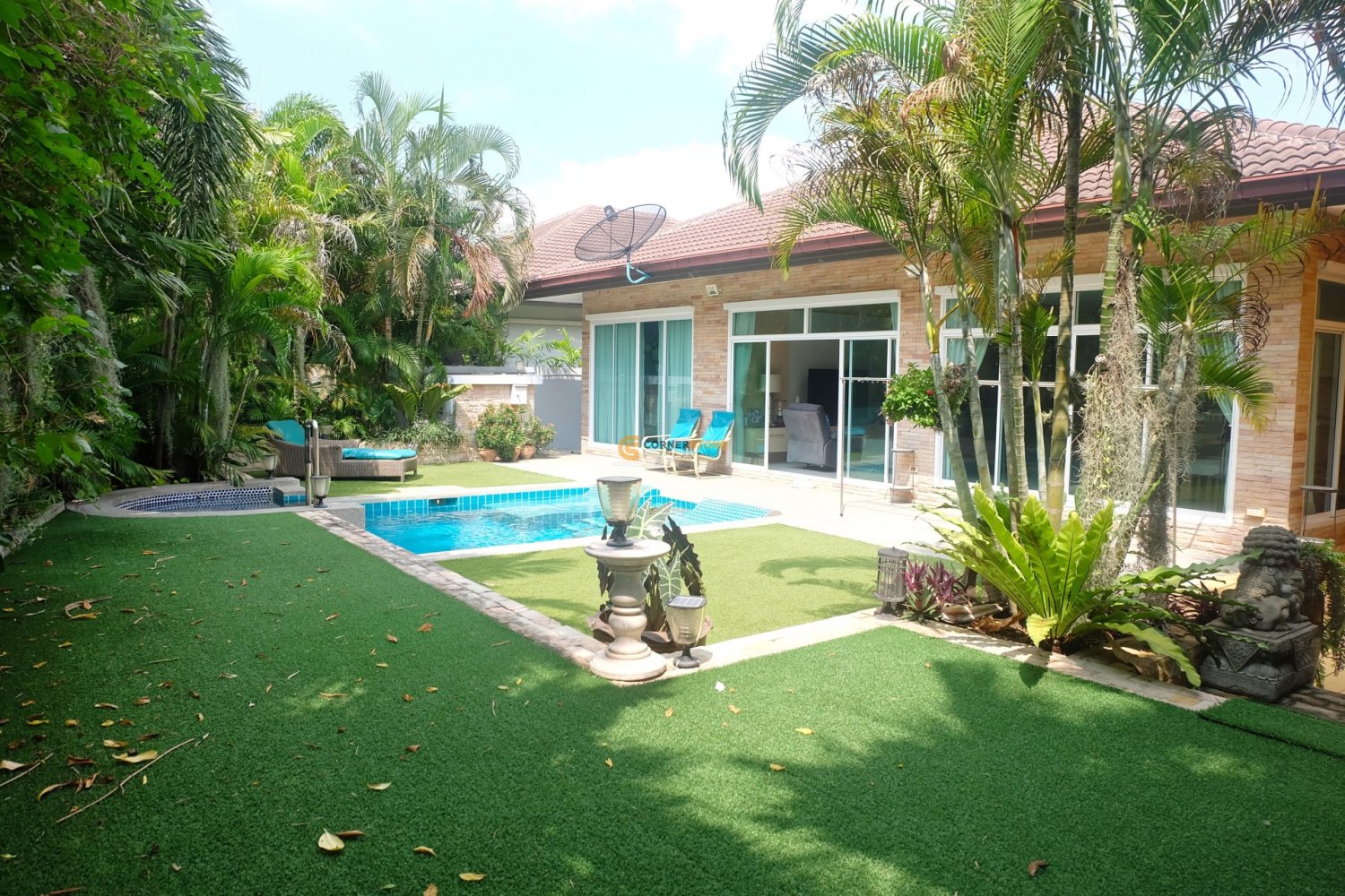 Café/restaurante de 3 dormitorios en Bang Lamung, Thailand No. 19469