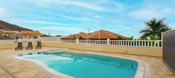 3 bedrooms Villa in Adeje, Spain No. 16392 8