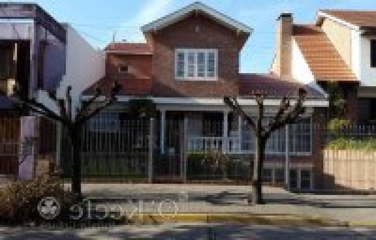 3 bedrooms House in Berazategui, Argentina No. 8652
