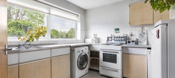 3 bedrooms House in Egham, United Kingdom No. 8636 3