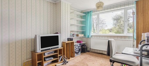 3 bedrooms House in Egham, United Kingdom No. 8636 11