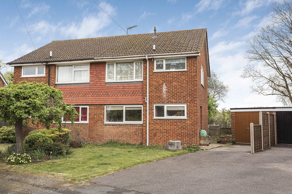 3 bedrooms House in Egham, United Kingdom No. 8636