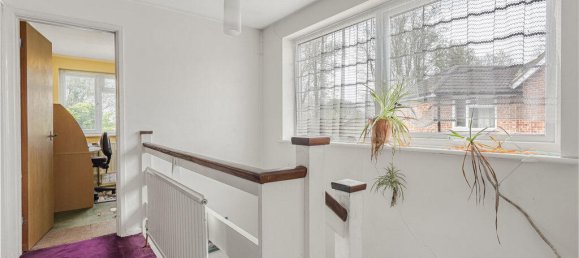 3 bedrooms House in Egham, United Kingdom No. 8636 10