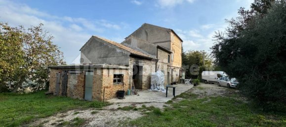 4 bedrooms House in Montottone, Italy No. 203843 2